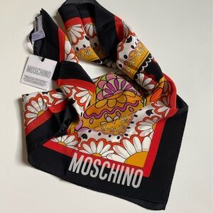 🔥NWT Moschino. 68x68cm. Silk🔥